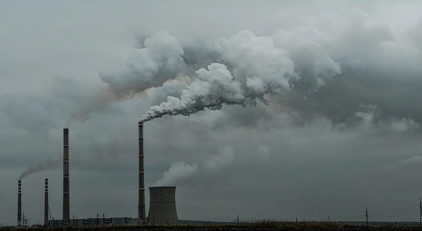Загрязнение атмосферы углекислым газом. Загрязнение воздуха. Экология загрязнение воздуха. Выбросы предприятий в атмосферу. Выбросы в атмосферный воздух.