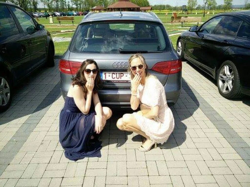 2 girl 1 one. 2 девушки 1 чашка. 2 girl 1 one. 2 girl 1 one. Кружка две девушки.