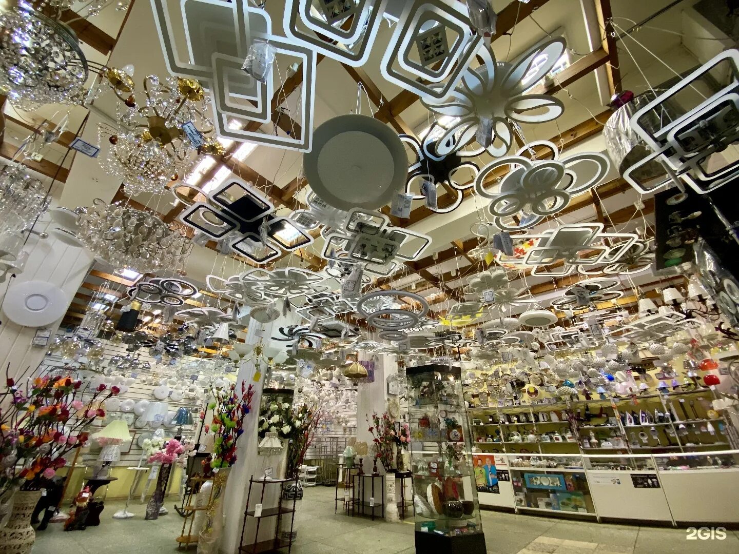 мир света гранд каньон спб. магазин светильников в москве большой выбор. люстры на рынке. магазин люстр. большой магазин люстр.