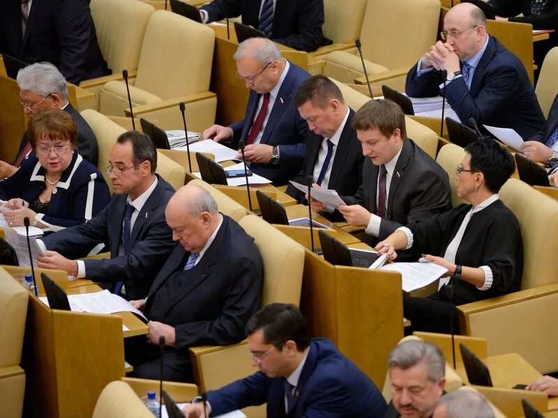 450 депутатов госдумы. депутаты и сенаторы обладают. фото кучи депутатов. депутаты и сенаторы обладают. депутаты и сенаторы.