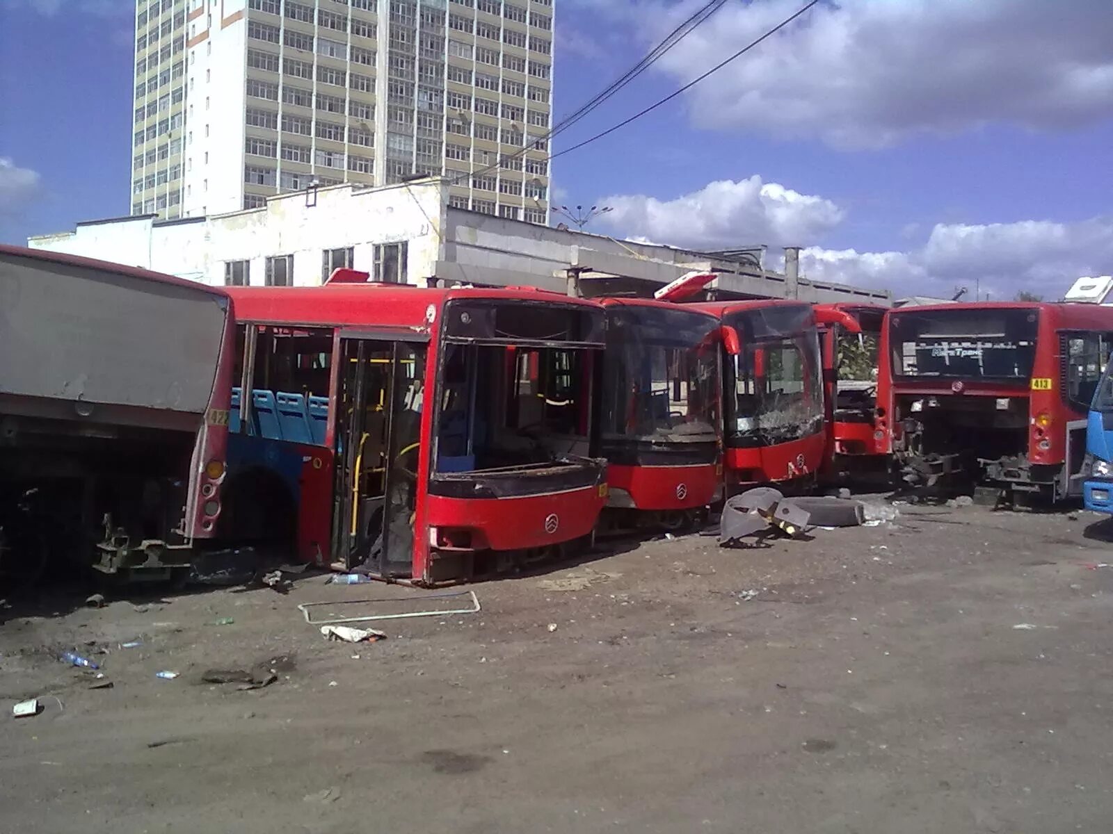 В казани автобусы ездят. Красный автобус Казань. Автобусный парк Казань. Красный китайский автобус. Красный автобус городской.