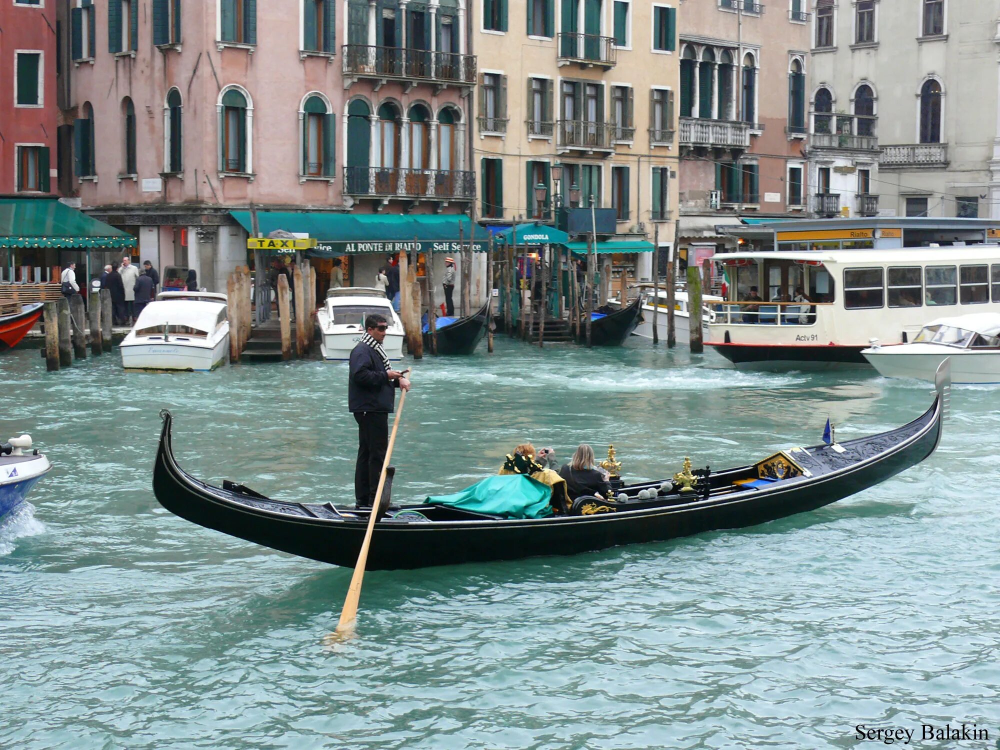 как называются лодки в венеции. венеция лодки гондола. италия венеция гондольер. гондолы. венеция гондолы и гондольеры.