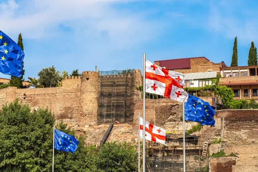 Грузия вступает. Флаг Тбилиси. Флаг Грузии и Европы. Вступление Грузии в Европейский Союз. Тбилиси флаг Украины.