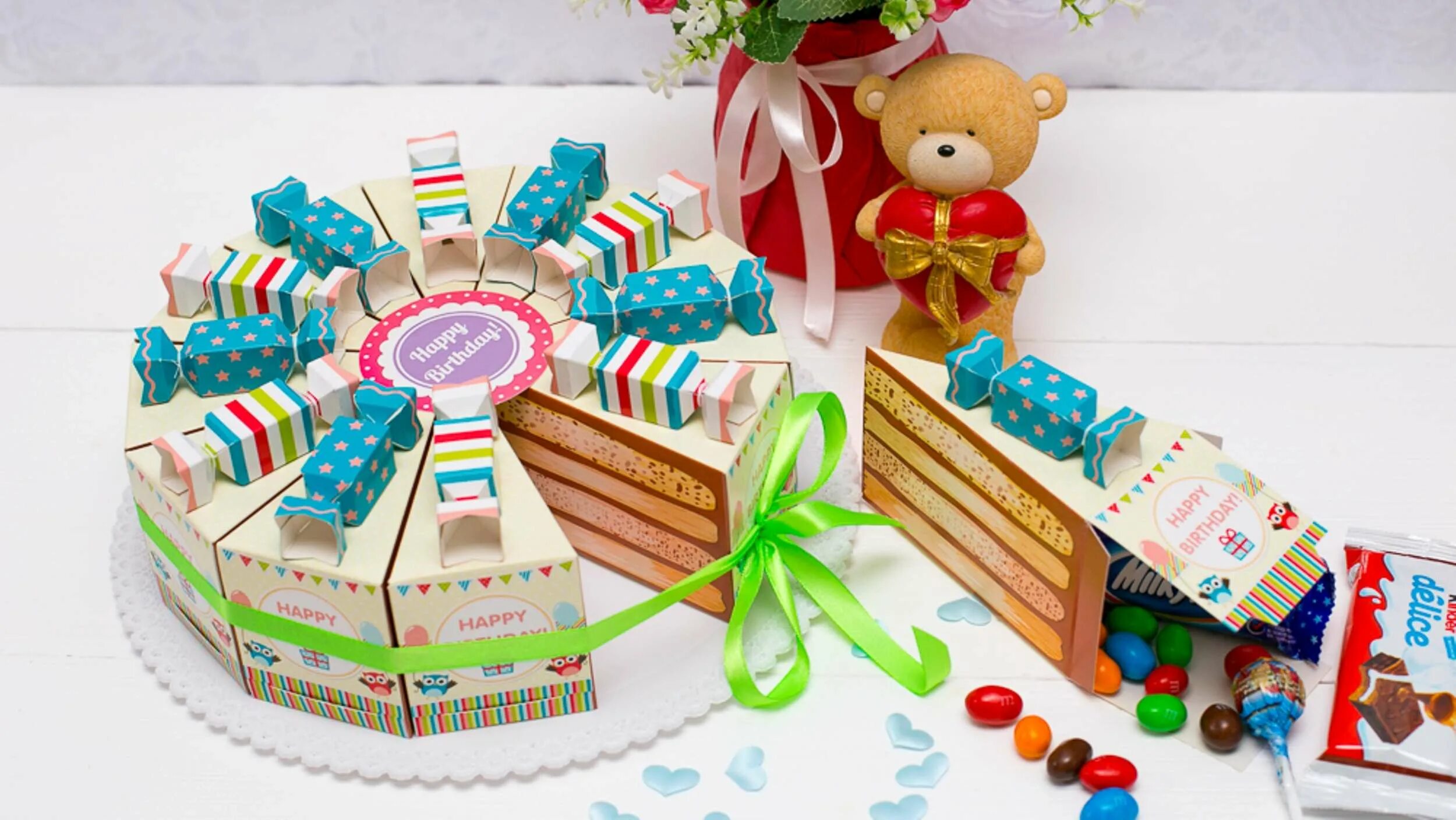 Подарок на день рождение из картона. Торт подарок. Картонный торт. Торт бумажный с подарками. Пожелания в тортик из картона.