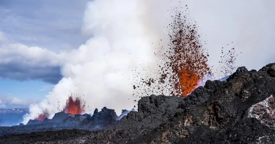 Извержение килауэа 2018. Вулкан спастись. Вулкан синабунг в индонезии. Защита населения от извержения вулканов. Вулкан спастись.