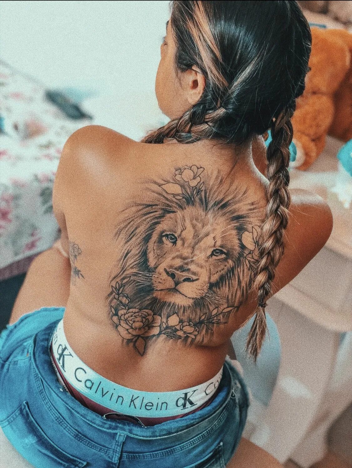 Татуировка лев для девушки. Лев на спине девушки. Тату лев для девушек. Тату на спине женские. Лев с короной тату на спине.