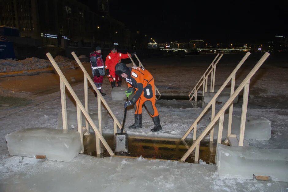 где купаются в санкт петербурге в крещение. крещенские купания петропавловская крепость. крещенское купание в проруби. купели на крещение в спб. купание в проруби в красном селе.