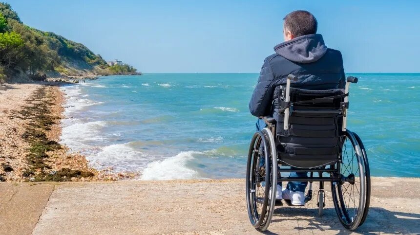 Инвалид на берегу моря. Инвалид колясочник. Город колясочников в Крыму. Колясочник на пляже.