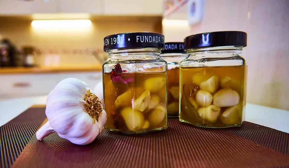 Маринованные чеснок рецепты приготовления на зиму. Маринованный чеснок зубчиками. чеснок в маринаде. маринованный чеснок головками. чеснок маринованный зубчиками на зиму простой.