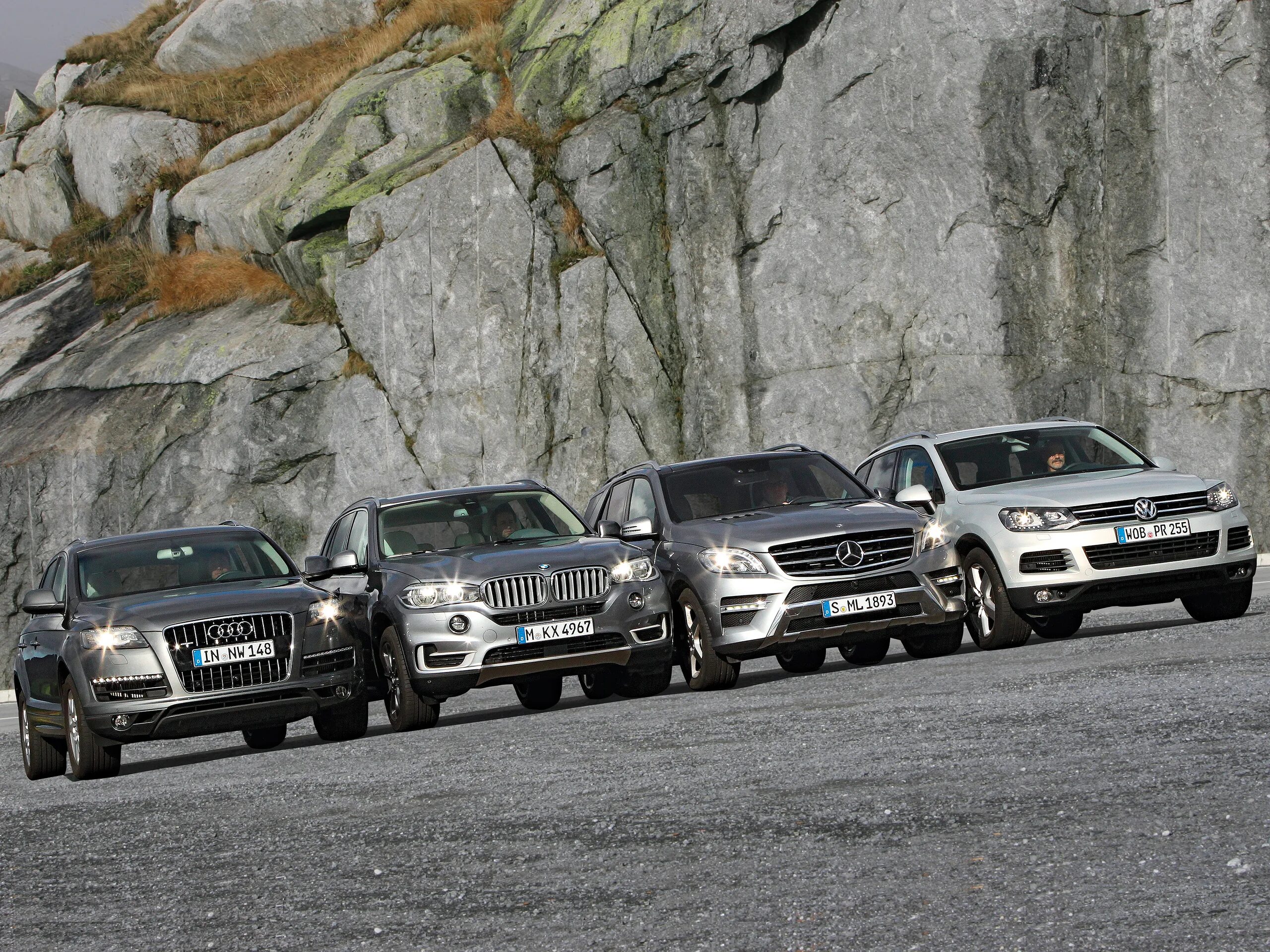 Bmw volkswagen. BMW Audi q7. Audi q7 vs Touareg. Mercedes Audi q7. BMW Mercedes Audi.