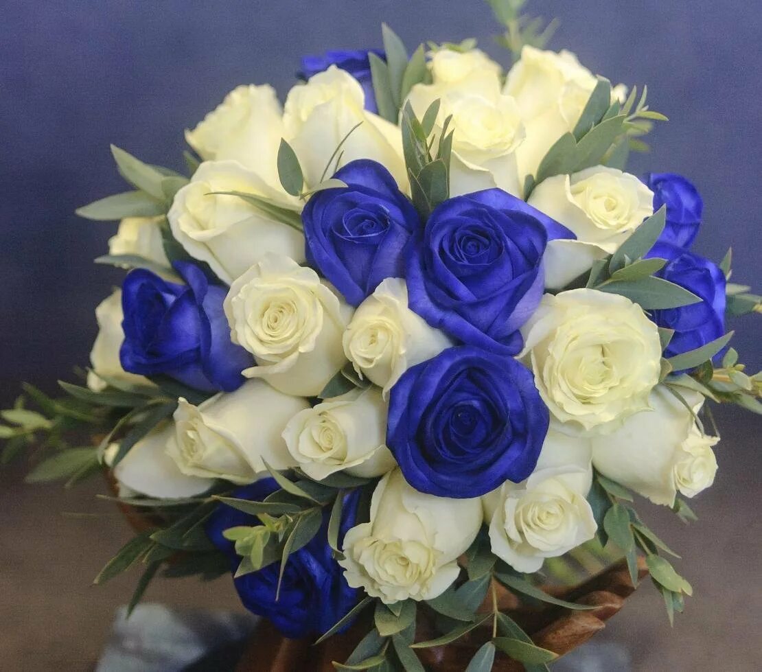 Красивые цвет из синих цветов. Букет невесты бело синий с гентианой. Букет синих роз. Голубые розы букет. Букет из синих роз.