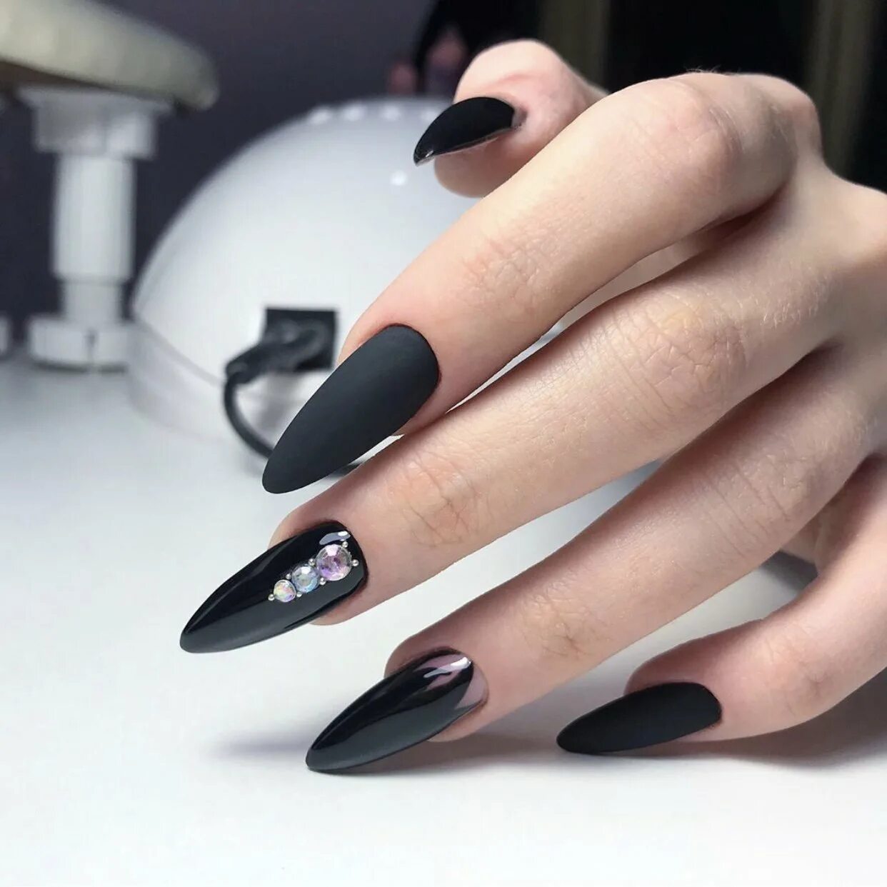 76 черный. Ногти сплит. Nails Black Нижний Новгород. Дизайн ногтей и чёрного ЛККА 2022. Ногти сплит 4 части.
