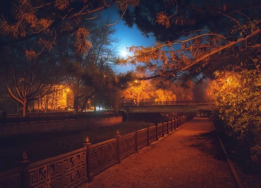 Что было ночью в симферополе. Ночной симферополь. симферополь ночной город. симферополь ночью. красивые места в симферополе ночью.