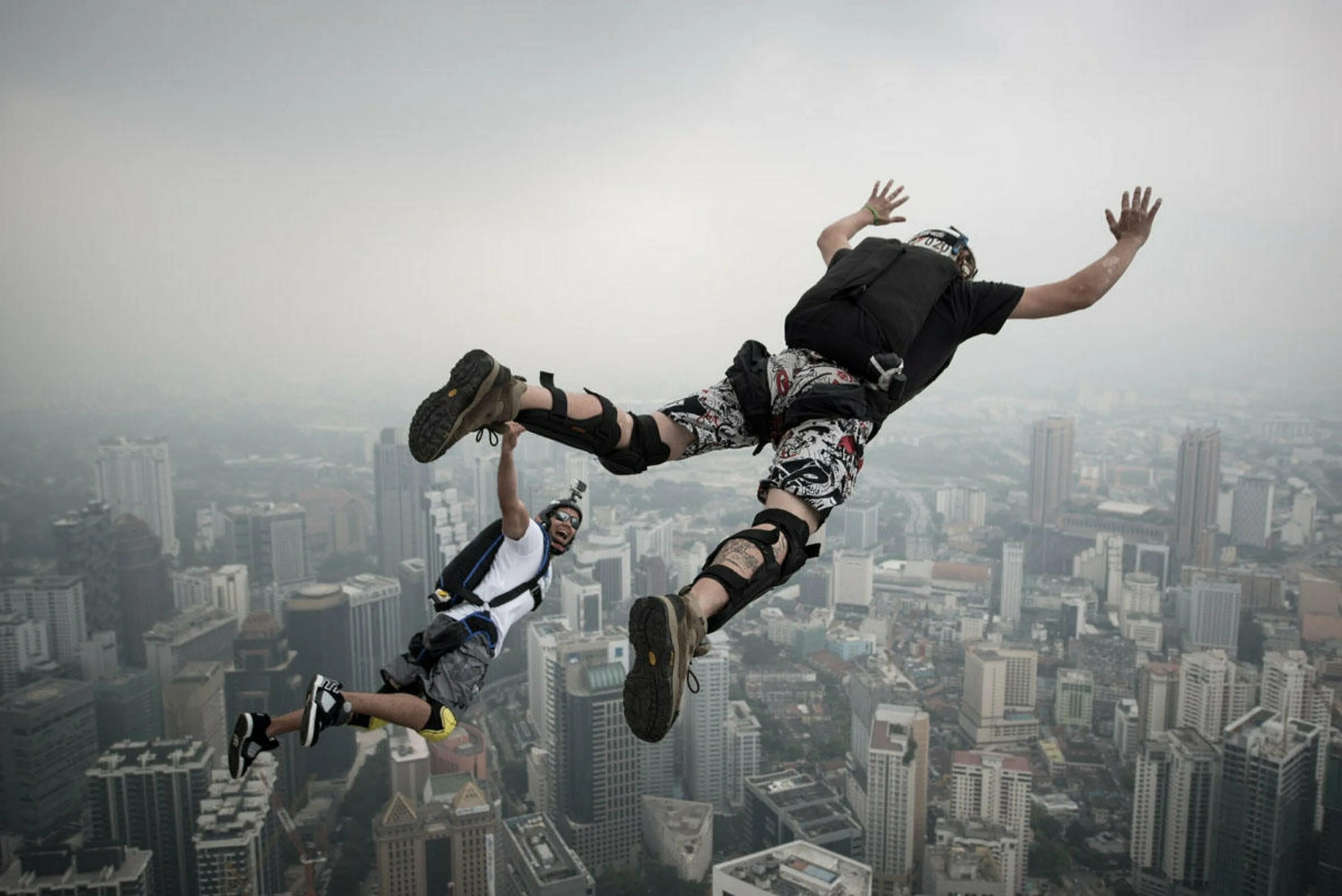 Jump here. Экстремальные виды спорта. Прыжки в высоту. В прыжке. Самые экстремальные виды спорта.