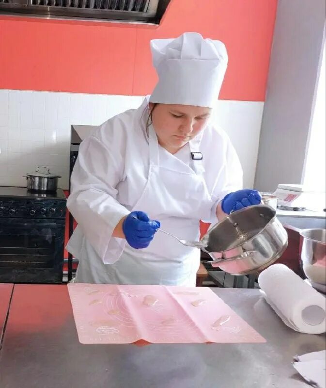 Студенты повара. Демо экзамен 2023 повар кондитер. Повар кондитер. Демонстрационный экзамен кондитерское дело. Программа профессия 43.