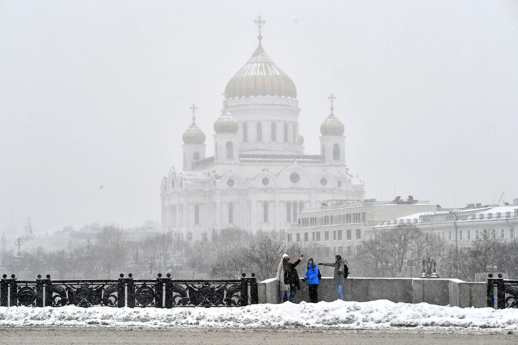 Храм Христа Спасителя зимой. Храм Христа Спасителя снегопад. Москва храм Христа Спасителя зимой 2024. Храм Христа Спасителя в Москве напротив Петра. 6 7 января 2024