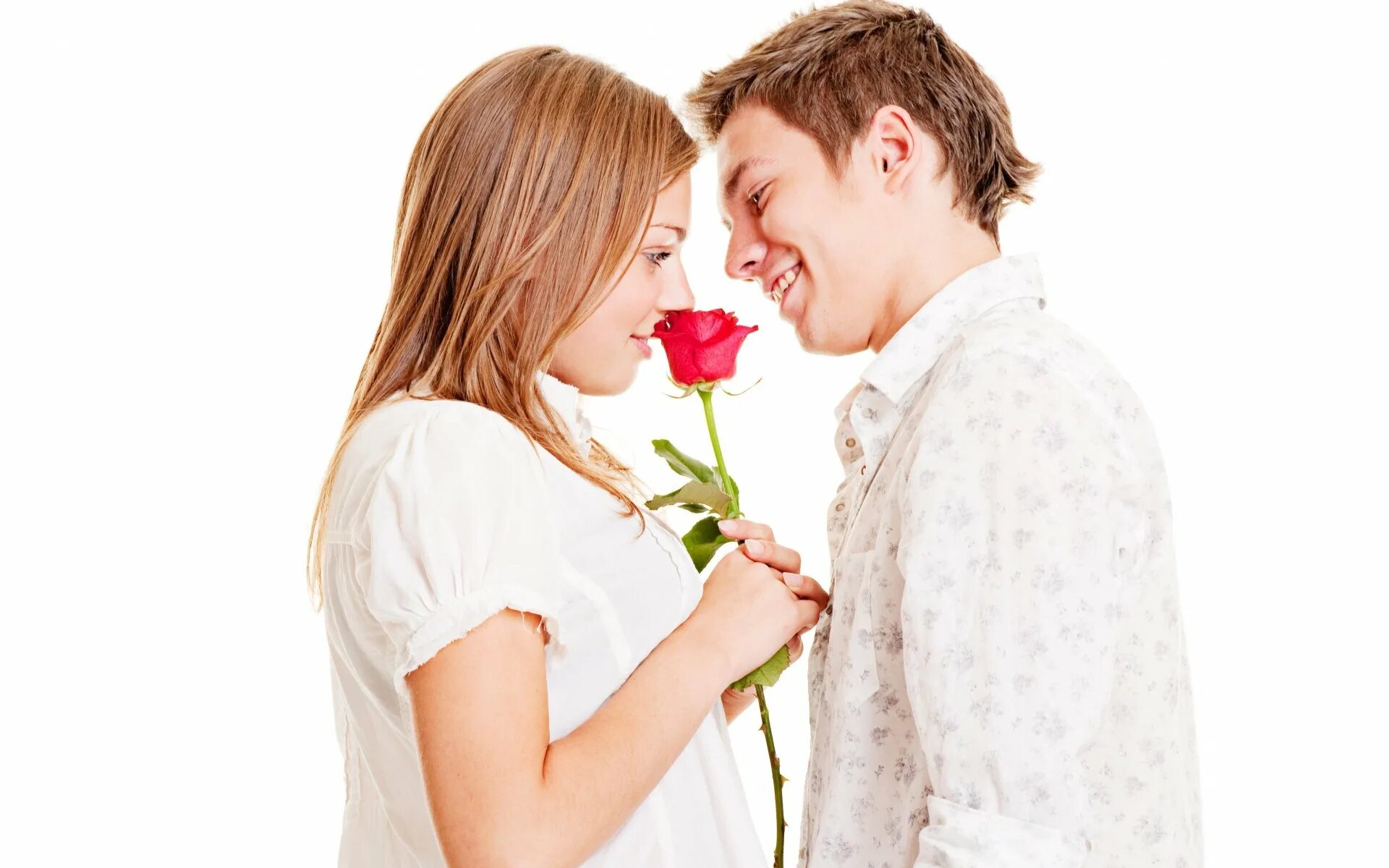 Любовь выгода. Мужчина дарит цветы. Девушке дарят цветы. Парень дарит девушке цветы. Парень дарит розы девушке.