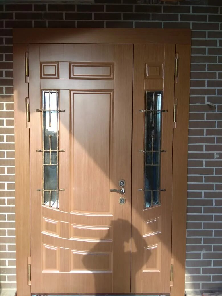 Дверь входная деревянная. Входная дверь в частный дом. Пластиковые двери входные. Деревянные входные двери для частного дома. Двери деревянные дома цена