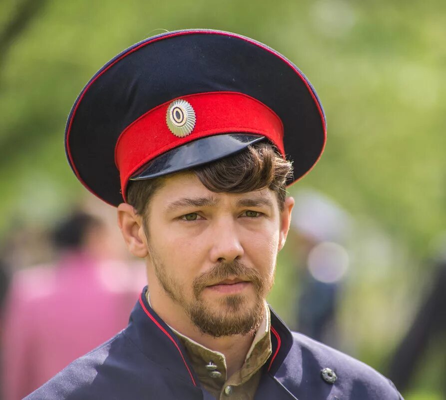 Казацкий чуб донской. Чуб кубанский казачий. Фуражка белогвардейцев 191ё8. Колоритный такой чуб большой синяя фуражка. Фуражка вс рф.