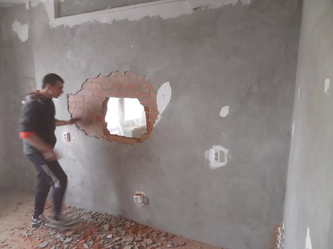 Разбейте стену. Слом стен в квартире. Демонтаж стен и перегородок. Демонтаж гипсовых перегородок. Сломанная стена в квартире.