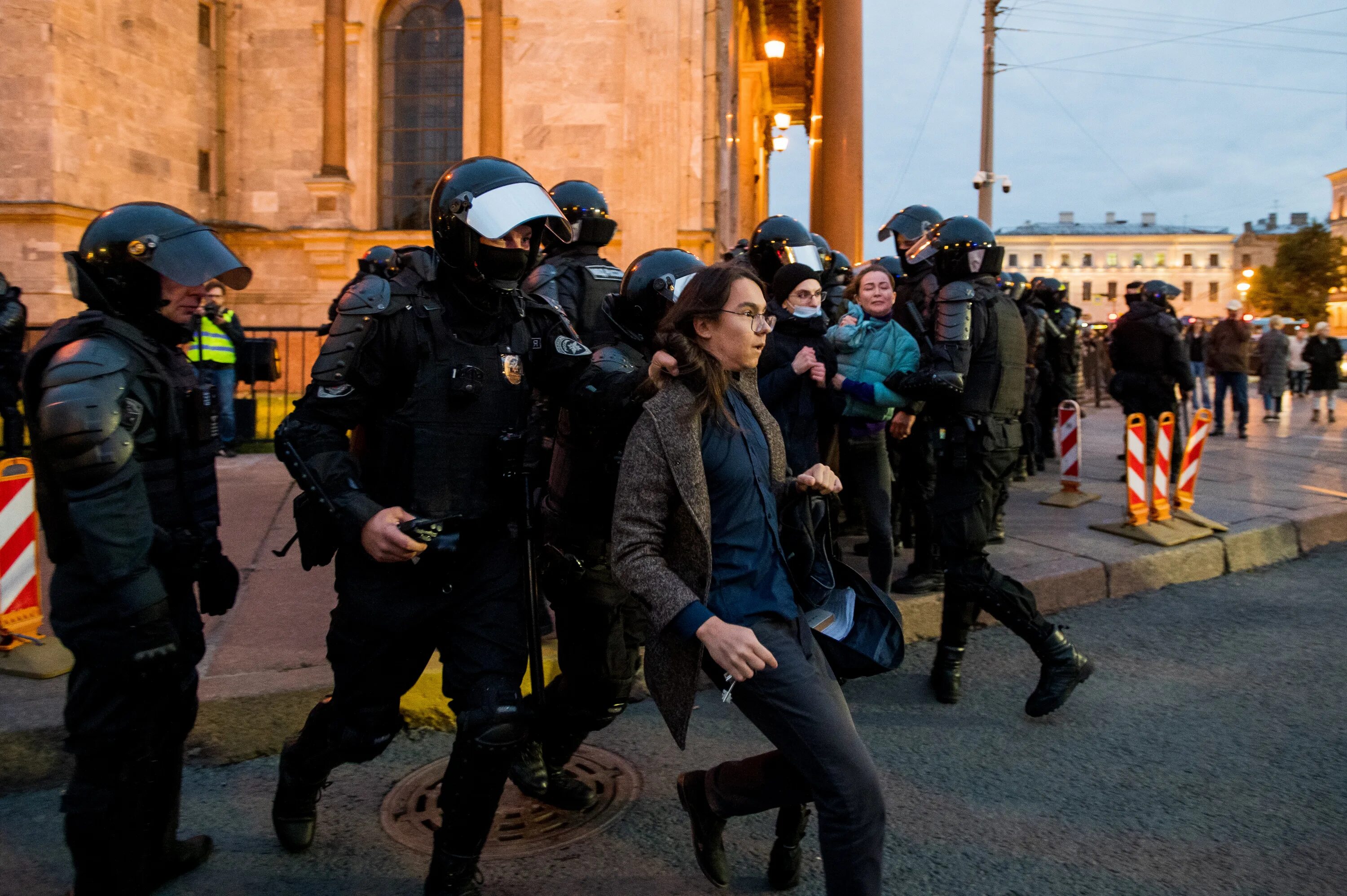 Петербург протесты фоторепортаж. Митинг в Питере. Митинги в Питере сейчас. Митинг в Питере 2022. Хлопки в петербурге сегодня