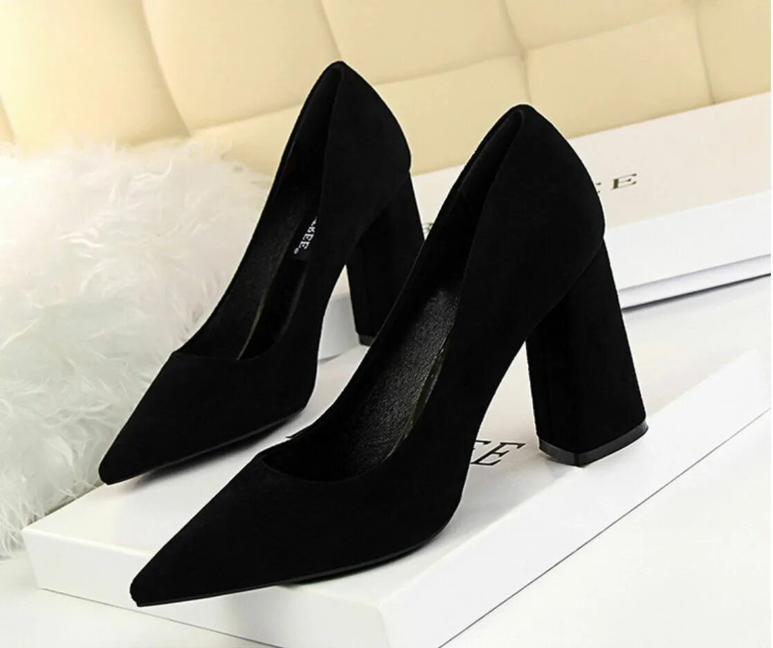 Туфли лодочки на каблуке. Туфли на толстом каблуке. Черные лодочки на толстом каблуке. Чёрные туфли на толстом каблуке. Туфли лодочеа на толстом каблуке.