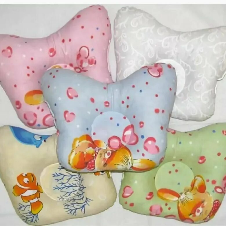 Подушка детям какая лучше. Ортопедическая подушка для новорожденных при кривошее. Подушка бабочка для новорожденных. Ортопедическая подушка бабочка. Ортопедическая подушка для новорожденных бабочка.