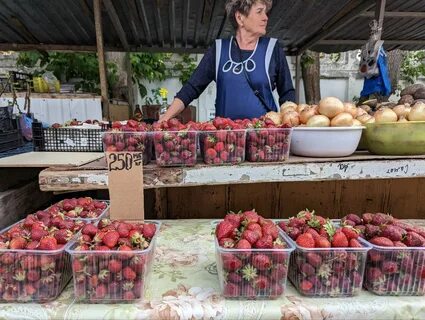 На рынке продают клубнику