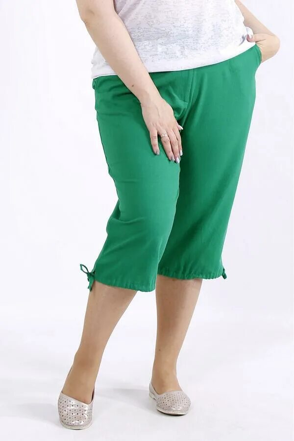 Летние легкие женские брюки больших размеров. Бриджи женские летние. Широкие бриджи женские. Зеленые бриджи женские. Женские летние капри широкие.