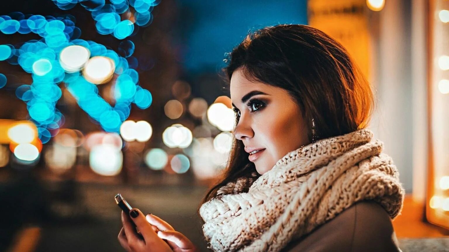 Осеннего вечера девушка. Девчата вечера. Девушка в ночном городе. Ahmed shad эмилия. Ночная фотосессия в городе.