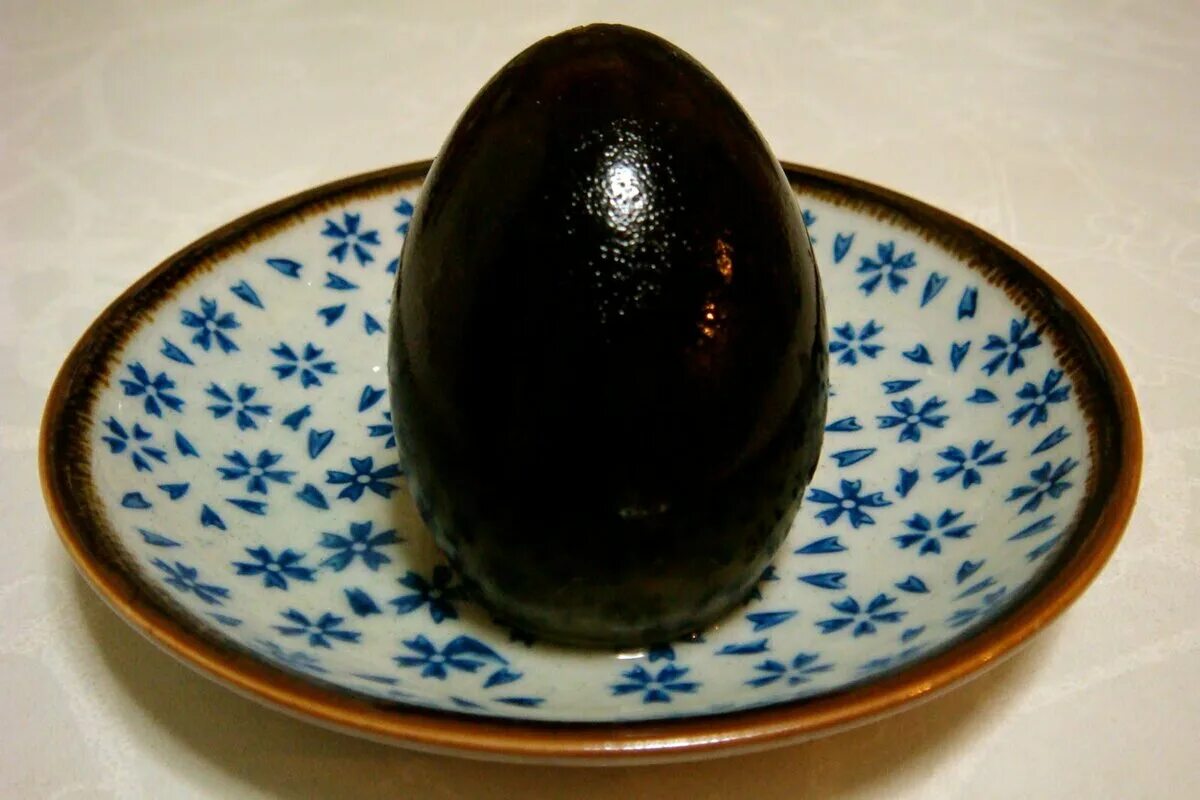 Яйцо стало черным. Китайский деликатес тухлое яйцо. Китайские столетние яйца. Столетние яйца китайский деликатес. Тысячелетнее яйцо Китай.
