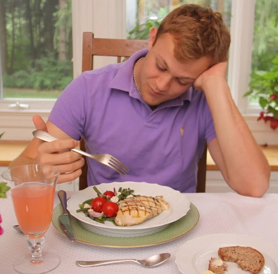 Употребление пищи. Кейша грейс. Семья в кафе. Питание студентов. Завтрак картинки для детей.