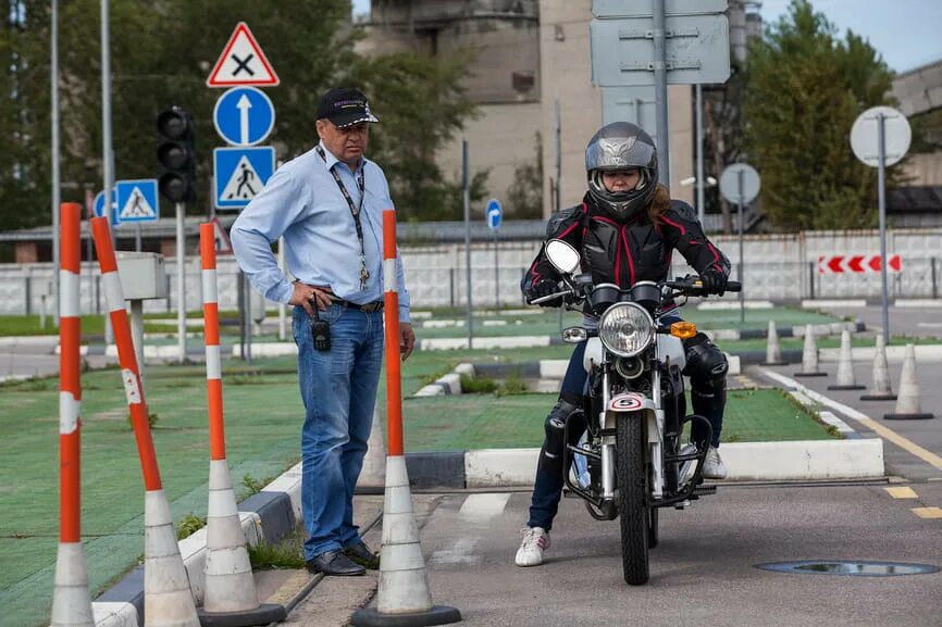 Мотоциклист в городе. Вождение мотоцикла. Автошкола мотоцикл. Экзамен на мотоцикл.