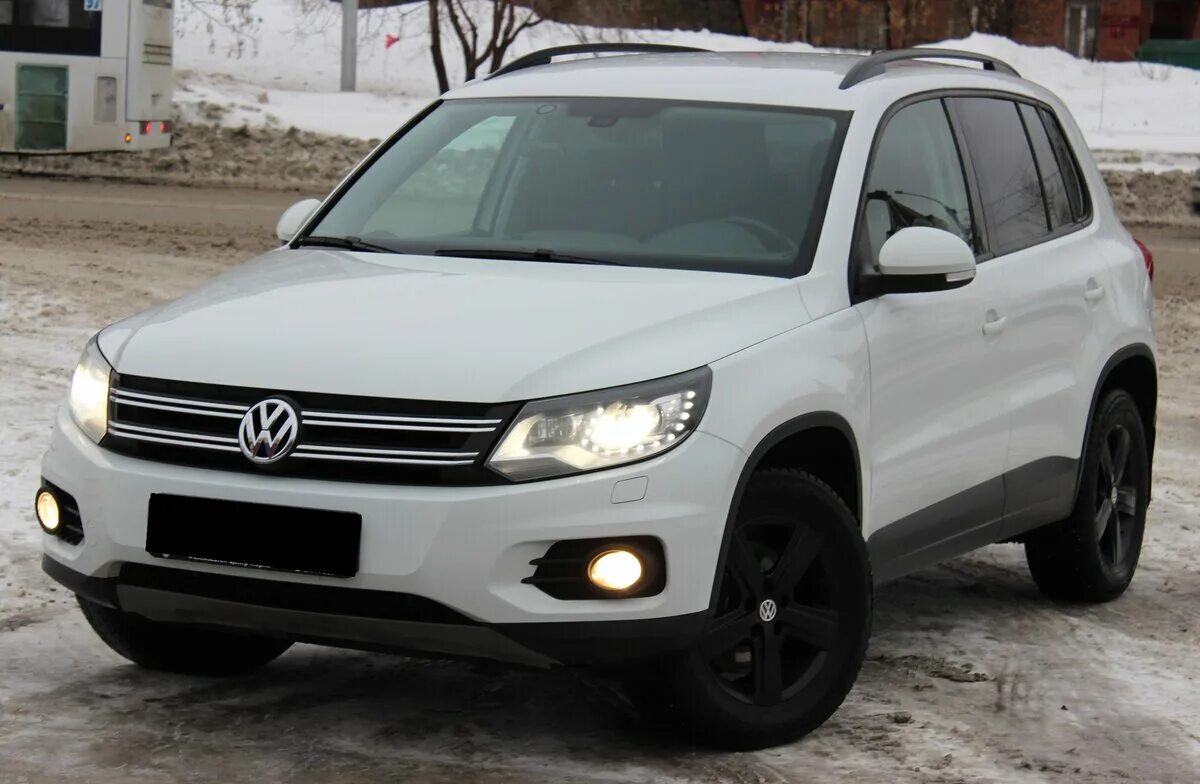 Volkswagen tiguan годы выпуска. Фольксваген Тигуан 2014. Volkswagen Tiguan белый. Тигуан Рестайлинг 2014. Volkswagen Tiguan i Рестайлинг.