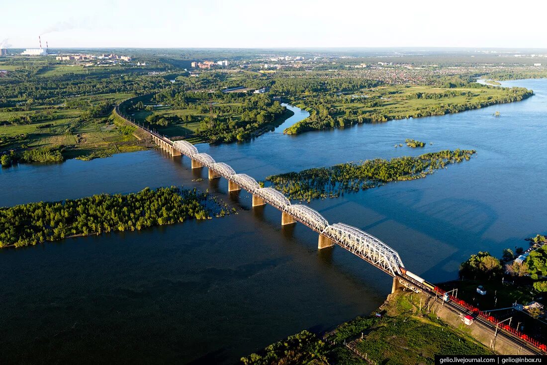 Комсомольский Железнодорожный мост Новосибирск. Комсомольский Железнодорожный мост через Обь. Новосибирский Железнодорожный мост через реку Обь. Первый мост через Обь в Новосибирске.