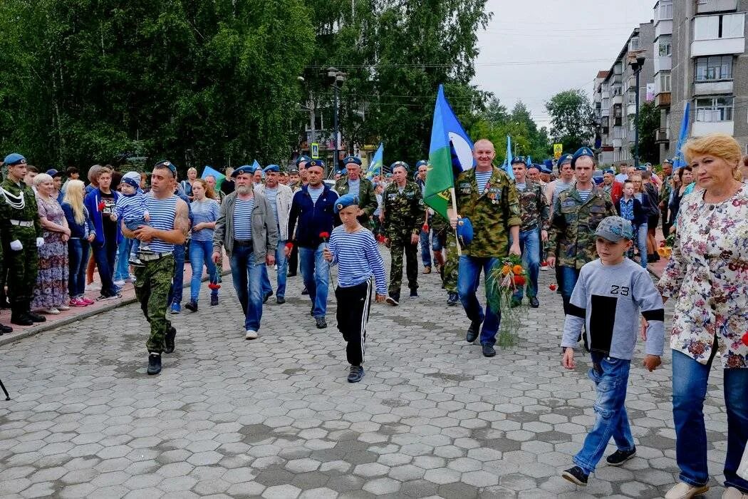 Расплескалась синева по подъездам