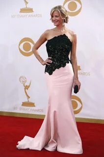 Anna Gunn - Emmys 2013 in Romona Keveza Vestir con estilo, Vestidos color r...