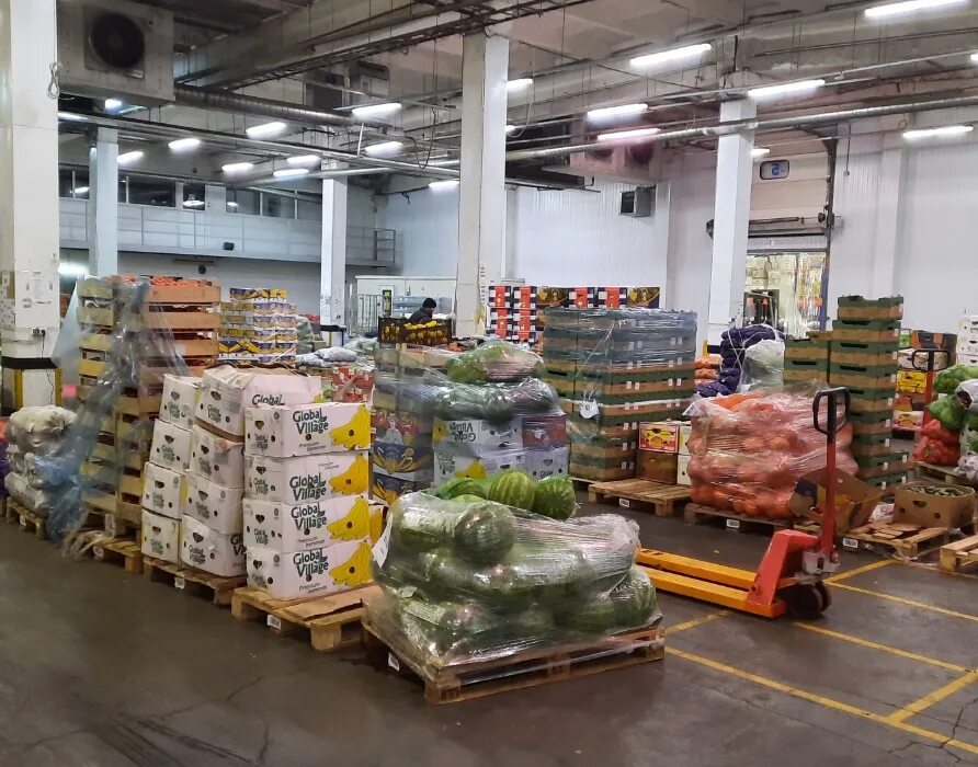 Склад овощей. Упаковка овощей и фруктов на складе. Кладовщик фрукты. Переборщик овощей/фруктов на складе. Кладовщик фрукты.