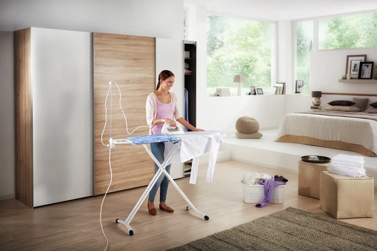 Мужчина с утюгом. Глажка постельного белья в прачечной. Гладить в комнате. Гладильная доска welle colonial w12038e. Гладить в комнате.