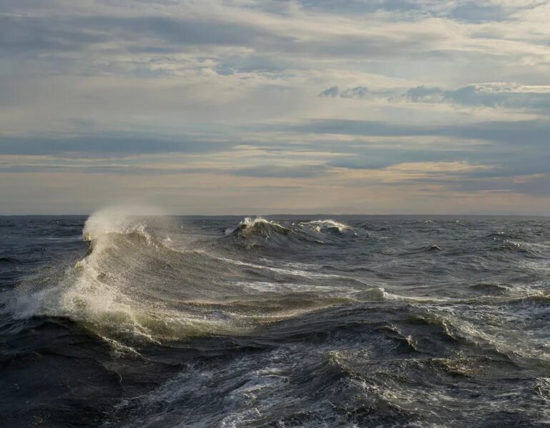 Шторм утихнет. Шторм на белом море. Белое море Архангельск шторм. Охотское море шторм. Карское море шторм.