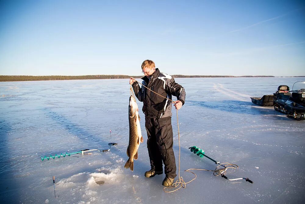 Рыбалка на озере. Зимняя рыбалка. Рыбак зимой. Озеро рыбалка зима. Рыбалка в марте на озерах