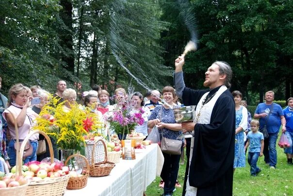 Что нельзя делать на праздник спас. Фестиваль три спаса. праздник меда и яблок. праздник меда. медовый спас в храме.