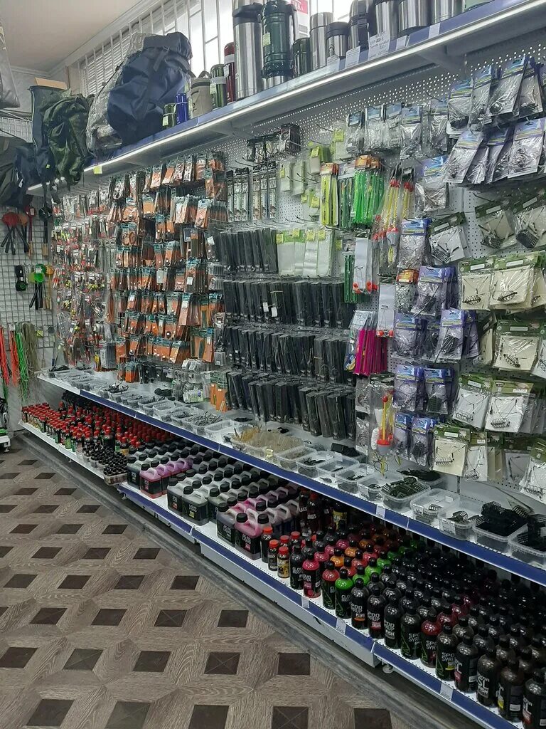 Рыболовные товары ростов на дону. Рыболовный магазин. Прилавок рыболовного магазина. Рыболовный магазин бугульма три кита. Магазин рост пермь.