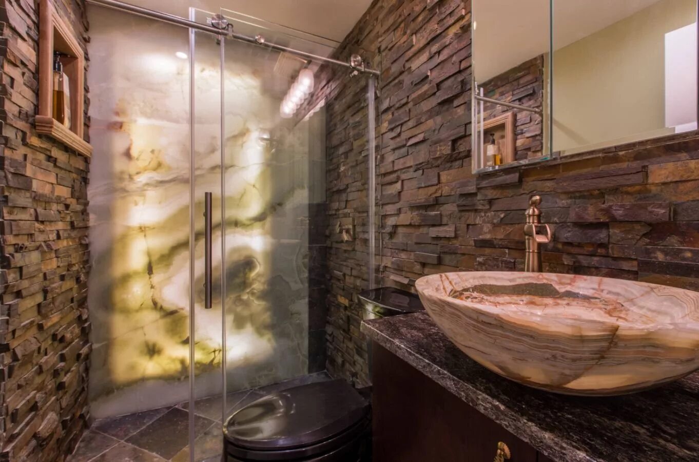 Отделка ванной комнаты камнем. Необычный интерьер ванной. Натуральный камень в ванной. Ванная отделанная камнем.