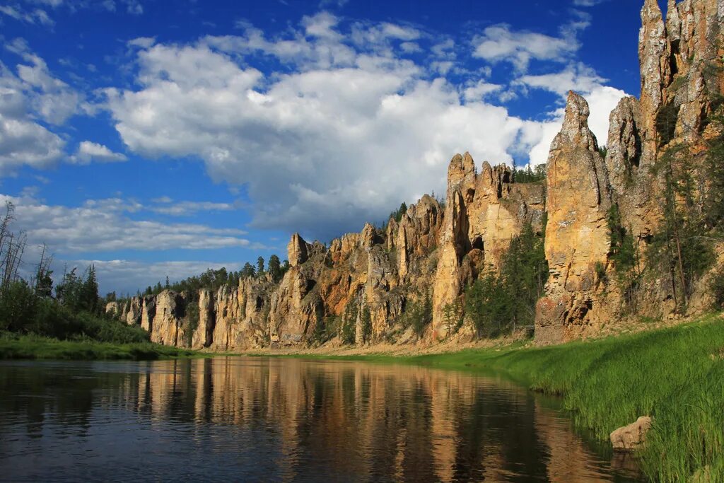 Горном улусе. Природный парк сиинэ горного улуса. Якутия река синяя синские столбы. Горном улусе. Ленские столбы в якутии.
