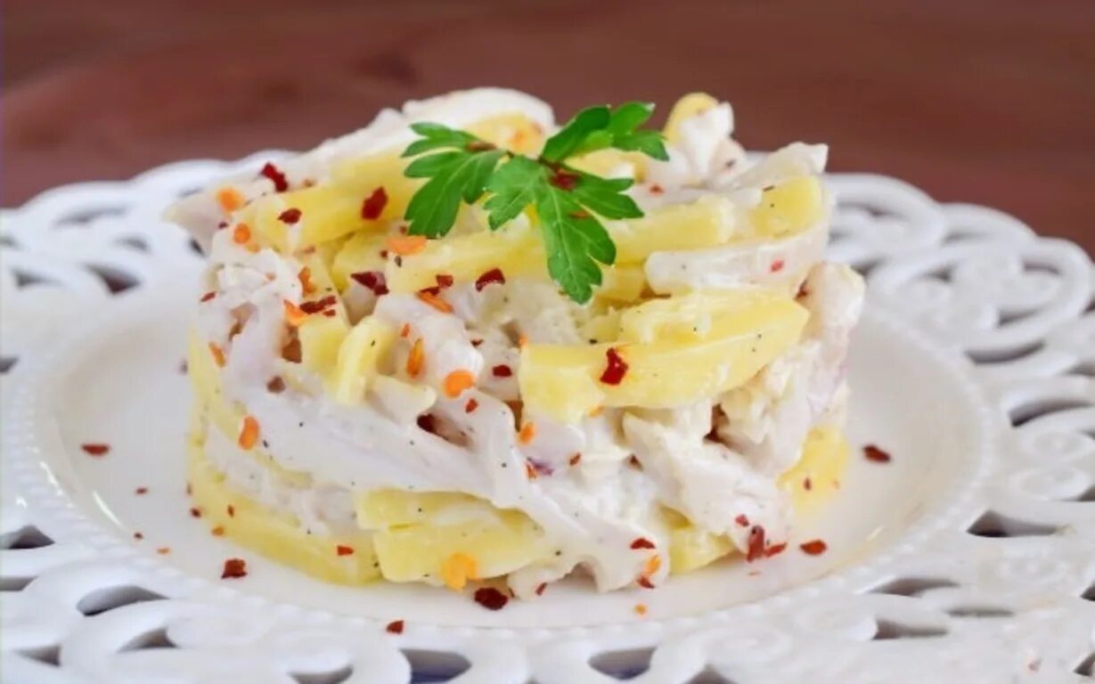 Рецепт кальмара с сыром. Салат с кальмарами. салат с кальмарами и сыром. салат из кальмаров с сыром. салат с кальмарами фото.