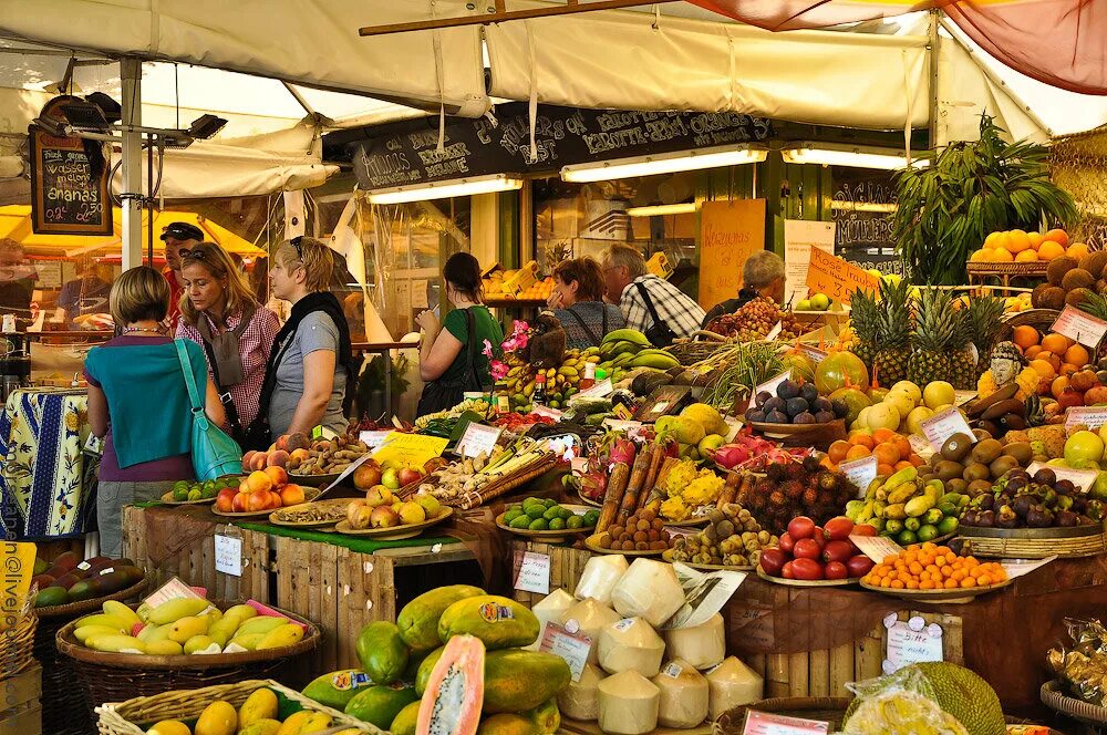 Рынок Viktualienmarkt в Мюнхене. Рынок Виктуалиенмаркт. Центральный рынок в Мюнхене. Рынок в Лиссабоне. Большие продуктовые рынки