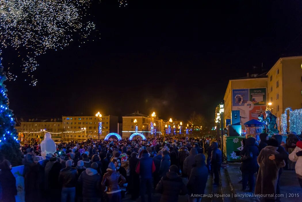 Во сколько в магадане новый год. Театральная площадь магадан. магадан новый год 2019. магадан в новогоднюю ночь.