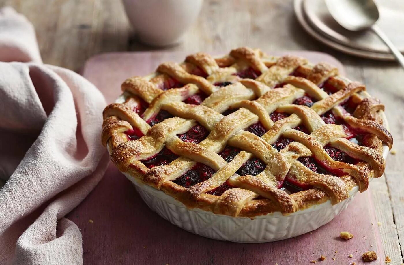 Теле тесто пирог. Berry pie. песочный пирог на темном фоне. пирок с ягодами корж из печенья. вчерашний пирог.