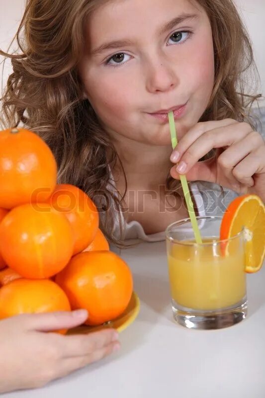 Сок через трубочку. Сок девочки большая. Девочка трубочка сок. Девочка с соком. Девочка с апельсинами фото.
